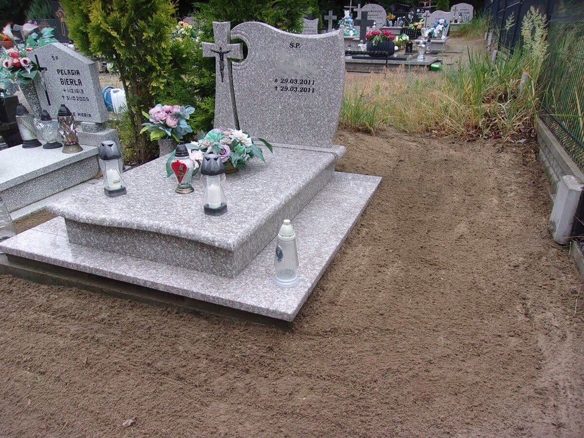 Uporządkowany grób po wykonaniu usługi.