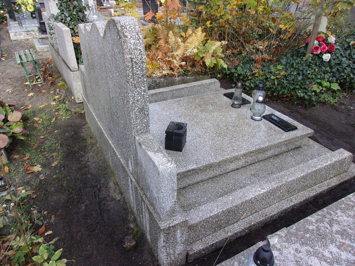 Uporządkowany grób po wykonaniu usługi.